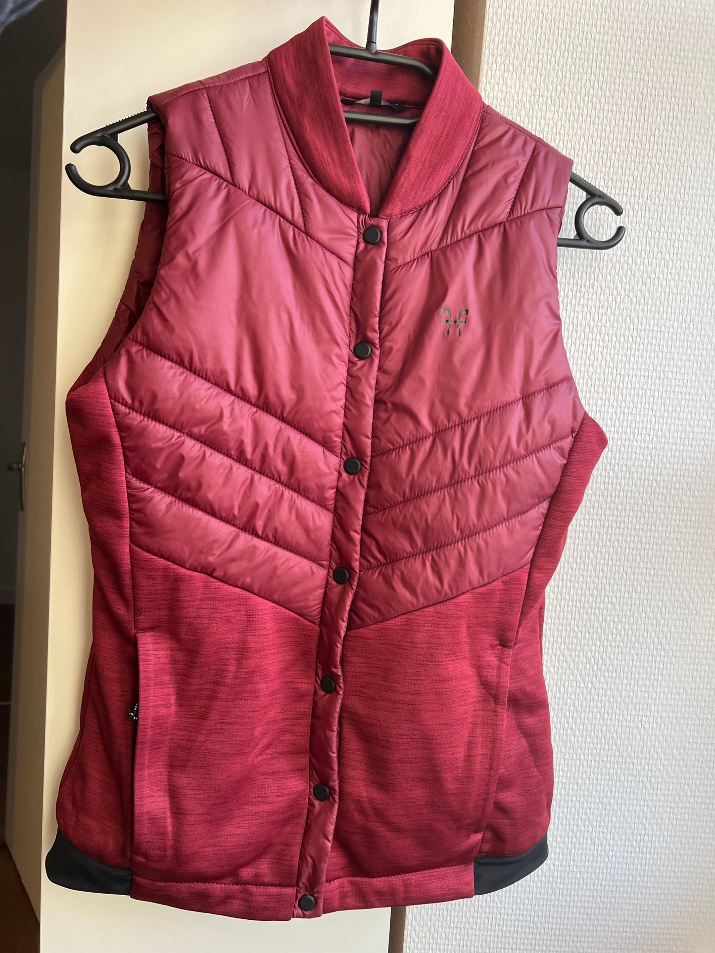 RIDER VEST • Sleeveless down jacket for women